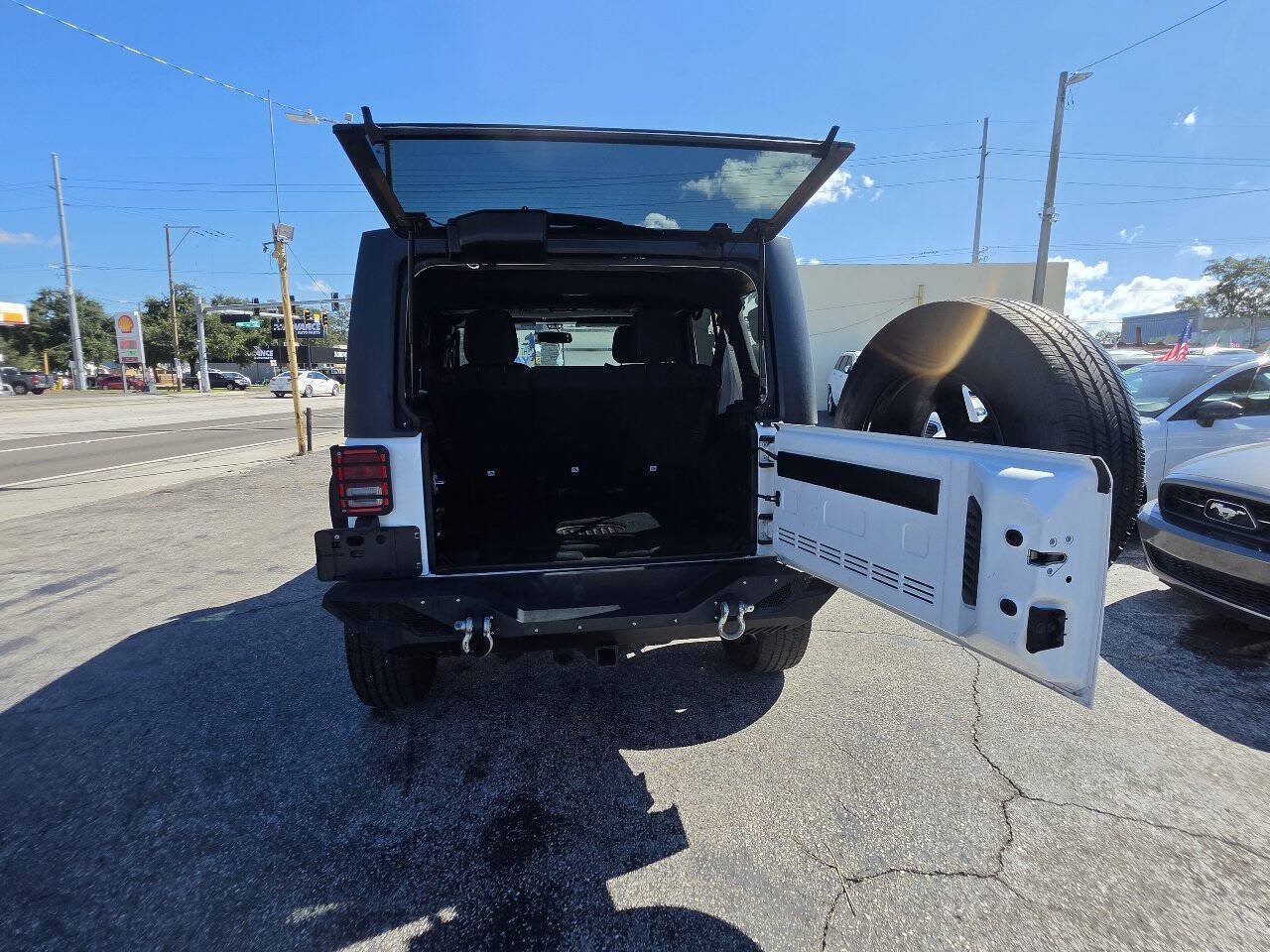 Used 2016 Jeep Wrangler Unlimited Sahara w/ Connectivity Group AWD/4WD image 12