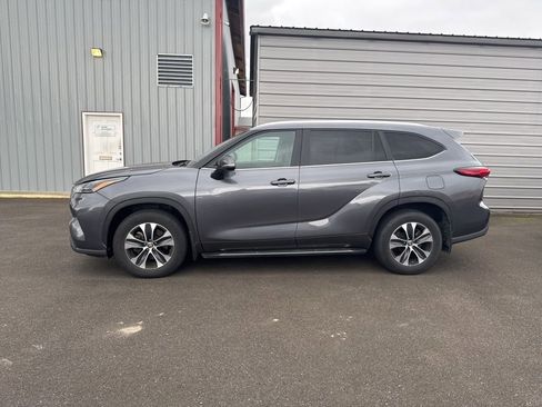 Used 2023 Toyota Highlander XLE AWD/4WD image 2