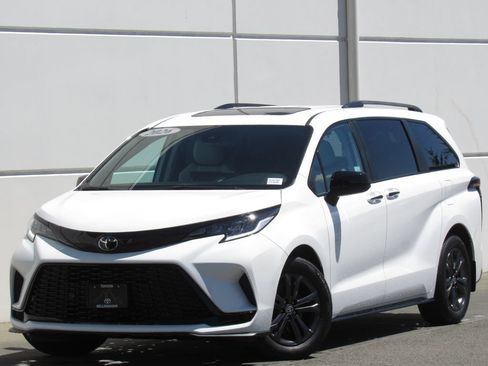 Used 2026 Toyota Sienna XSE AWD/4WD image 1
