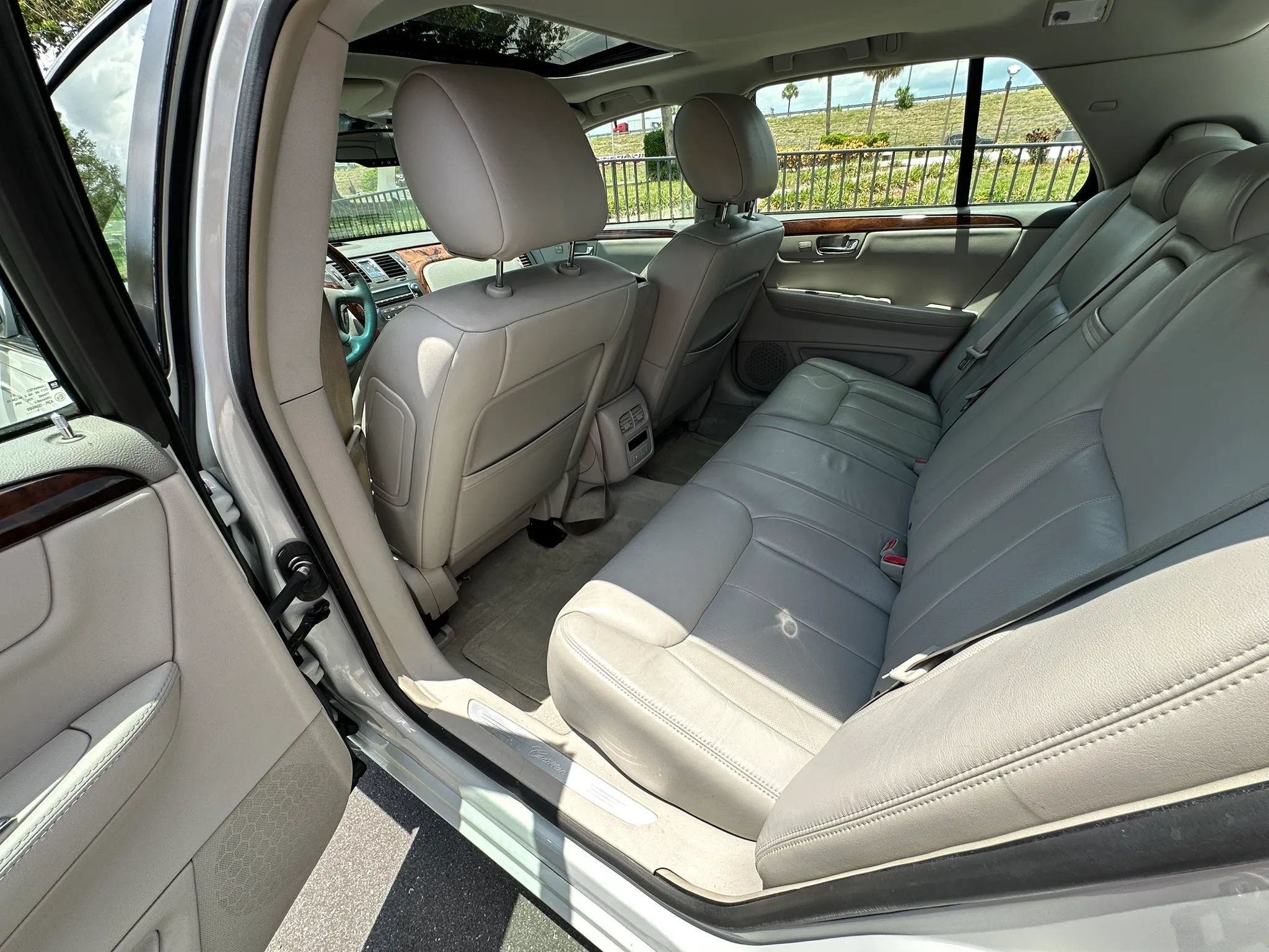 Used 2010 Cadillac DTS Luxury FWD image 29