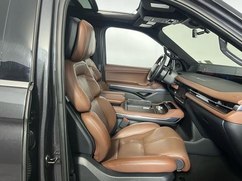 Used 2025 Lincoln Navigator Reserve image 29