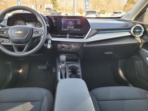 Used 2025 Chevrolet Trax LS image 15