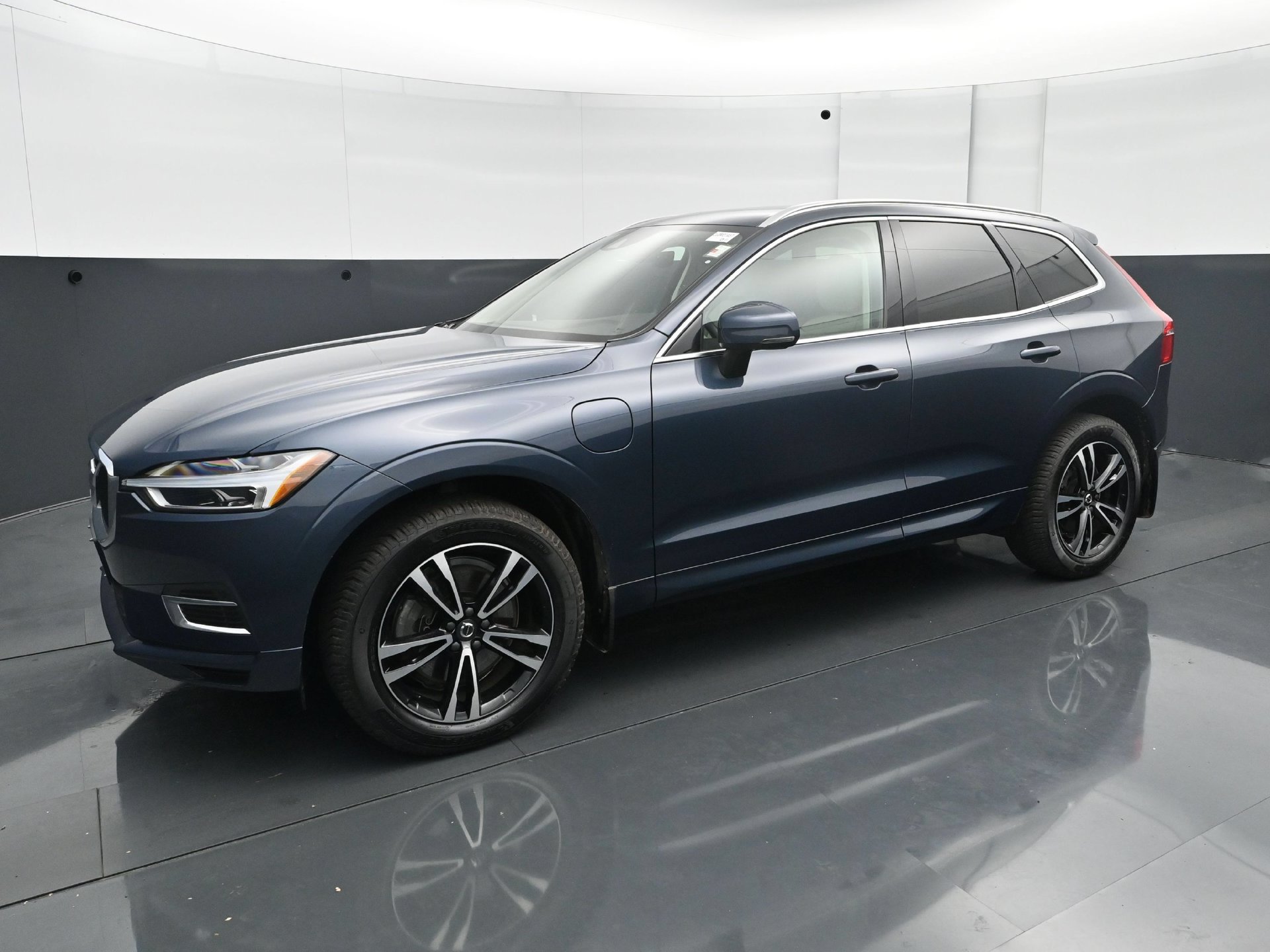 Used 2018 Volvo XC60 T8 Momentum AWD/4WD image 2