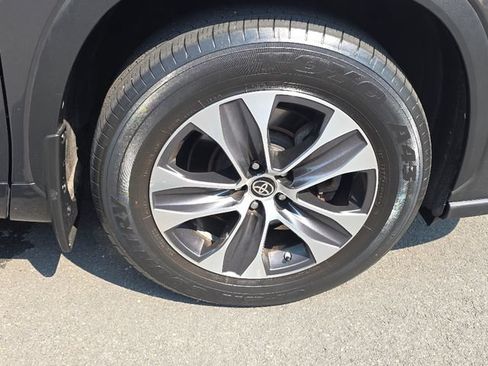 Used 2023 Toyota Highlander XLE AWD/4WD image 9