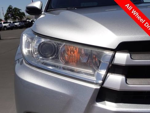 Used 2019 Toyota Highlander XLE AWD/4WD image 6