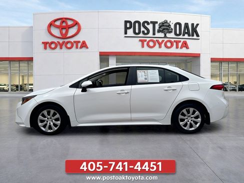 Used 2025 Toyota Corolla LE FWD image 2