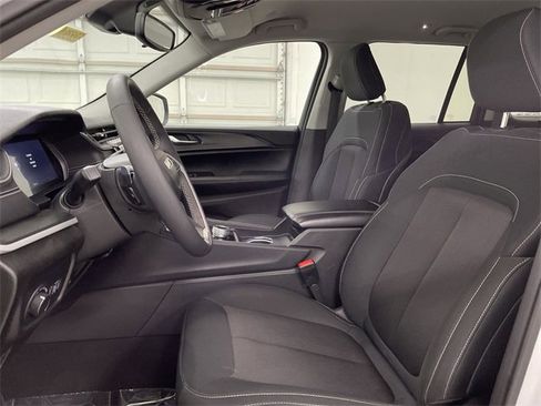 Used 2024 Jeep Grand Cherokee Laredo image 20