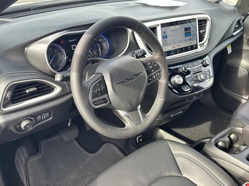 New 2026 Chrysler Pacifica Select FWD image 2