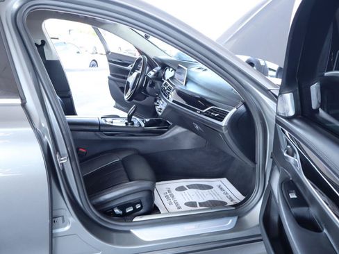Used 2018 BMW 750i RWD image 37