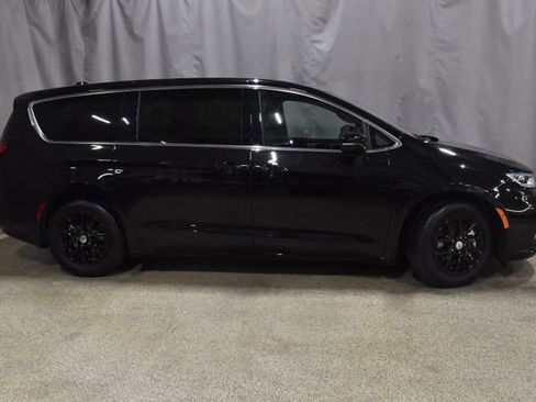 Certified 2025 Chrysler Pacifica Select image 3