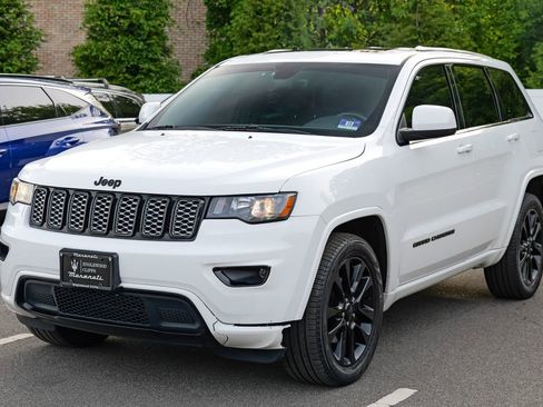 Used 2017 Jeep Grand Cherokee Altitude AWD/4WD image 3