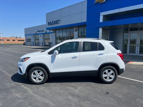 Used 2017 Chevrolet Trax LT w/ LT Convenience Package AWD/4WD image 2