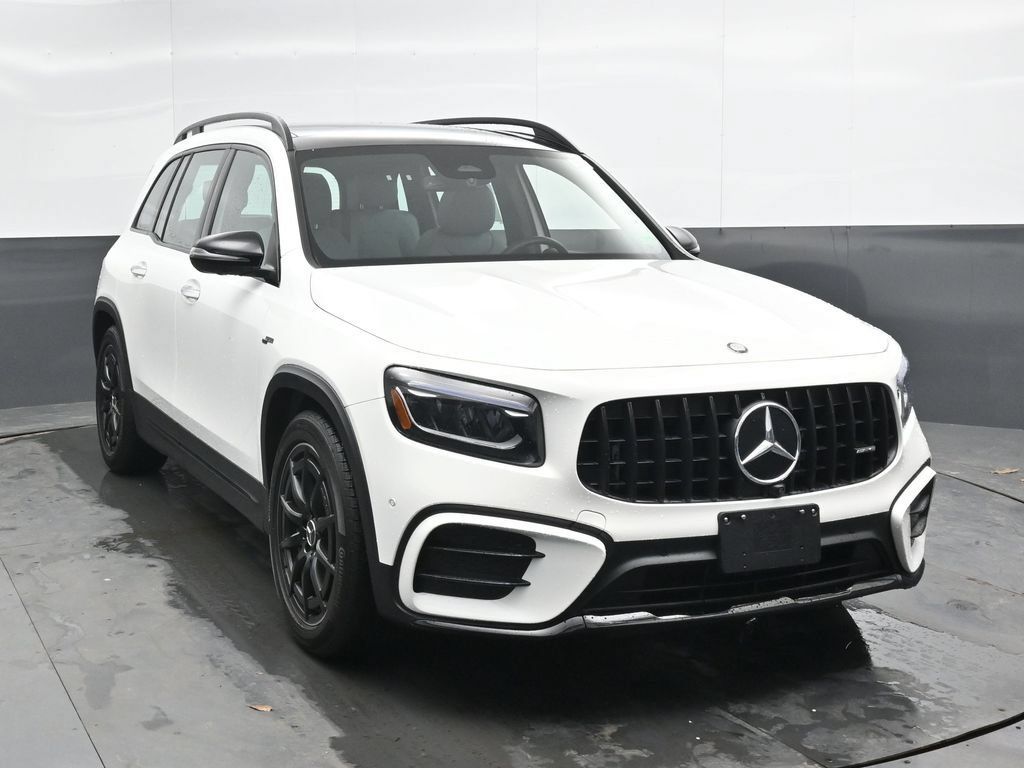 Used 2025 Mercedes-Benz GLB 35 AMG 4MATIC image 4