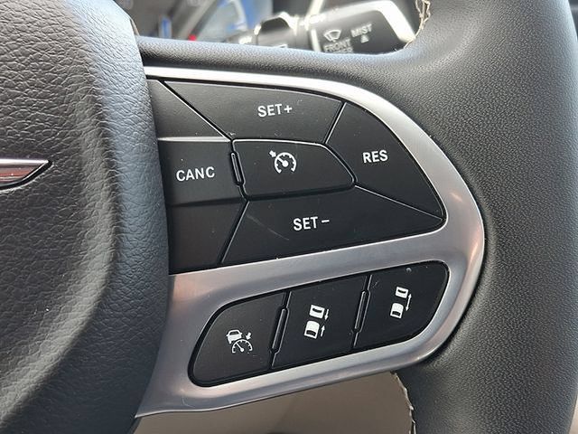 Used 2024 Chrysler Pacifica Touring-L FWD image 23