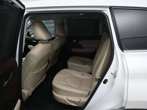 Used 2021 Toyota Highlander XLE FWD image 11