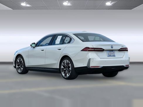 Used 2025 BMW i5 eDrive40i w/ Premium Package image 3