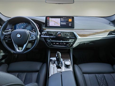 Used 2023 BMW 530i w/ Executive Package image 9