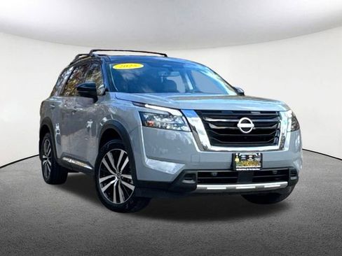 Used 2025 Nissan Pathfinder Platinum w/ Cargo Package AWD/4WD image 2