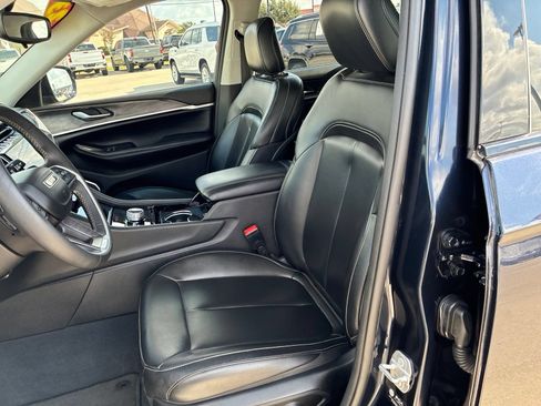 Used 2023 Jeep Grand Cherokee L Limited w/ Black Appearance Package AWD/4WD image 21
