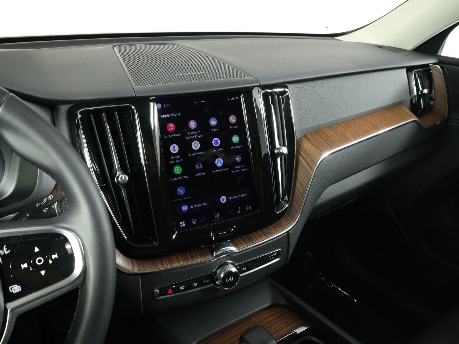 Certified 2023 Volvo XC60 T8 Plus AWD/4WD image 9