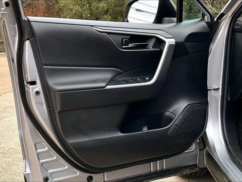 Used 2022 Toyota RAV4 LE image 20