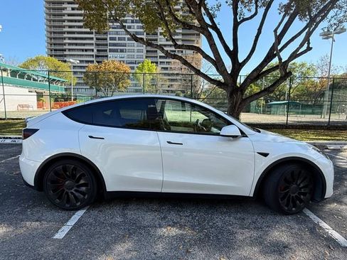 Used 2022 Tesla Model Y Performance image 9