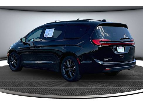 Certified 2025 Chrysler Pacifica Limited FWD image 19