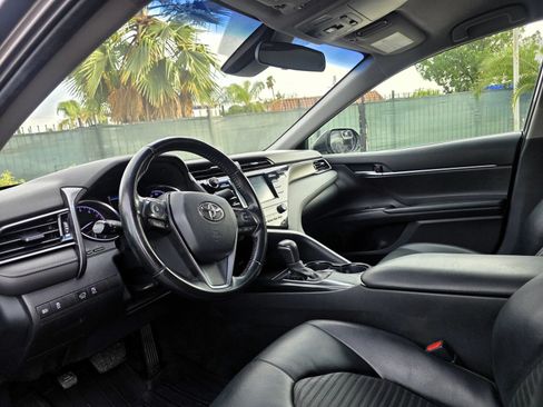 Used 2020 Toyota Camry SE w/ Carpet Mat Package FWD image 5