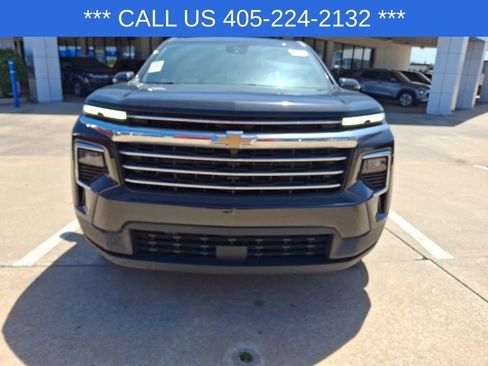 Used 2025 Chevrolet Traverse LT FWD image 4