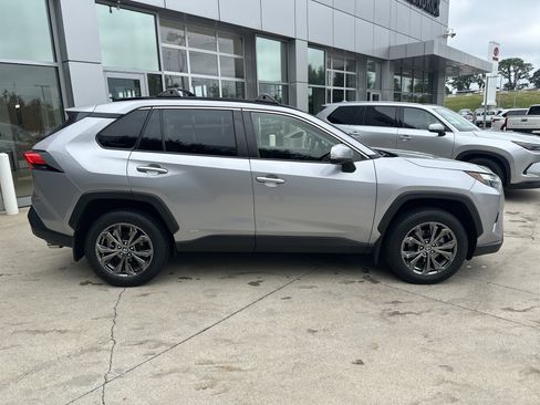 Used 2022 Toyota RAV4 XLE Premium AWD/4WD image 10