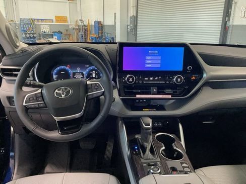 Used 2026 Toyota Highlander Platinum AWD/4WD image 12