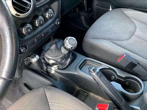 Used 2017 Jeep Wrangler Unlimited Sahara w/ Connectivity Group AWD/4WD image 16