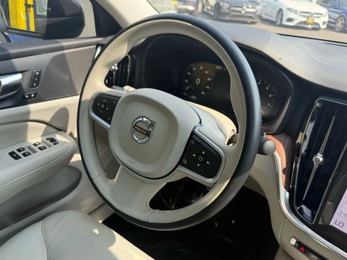 Used 2022 Volvo S60 B5 Momentum image 10