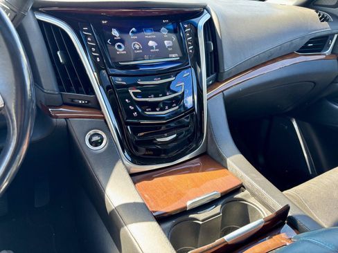 Used 2019 Cadillac Escalade Luxury AWD/4WD image 29