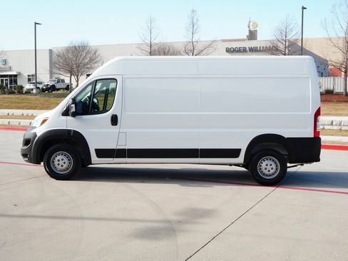 Used 2024 RAM ProMaster 2500 w/ Convenience Group image 2
