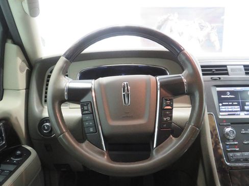 Used 2015 Lincoln Navigator 4WD image 17