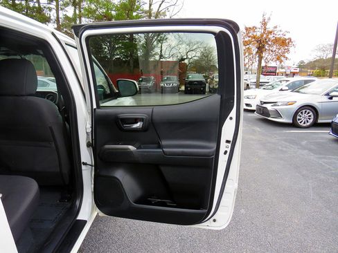 Used 2017 Toyota Tacoma TRD Off-Road image 19