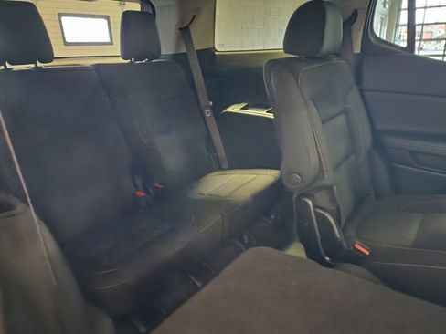 Used 2023 GMC Acadia SLE image 15