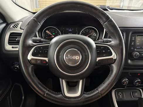 Used 2018 Jeep Compass Latitude FWD image 14