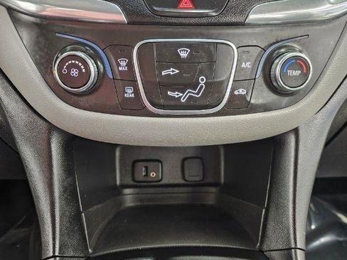 Used 2018 Chevrolet Equinox LS image 20