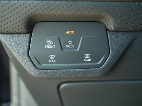 Used 2025 Volkswagen Atlas SE FWD image 34