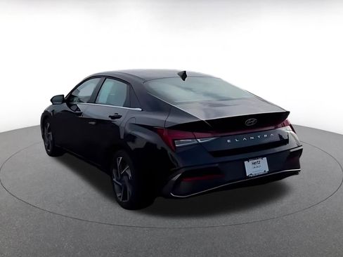 Used 2025 Hyundai Elantra SEL image 11