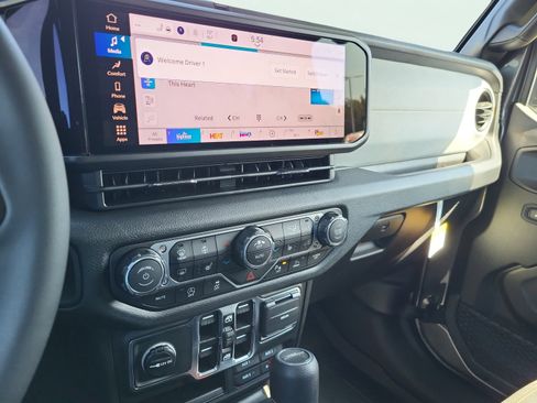 New 2025 Jeep Gladiator Sport AWD/4WD image 35