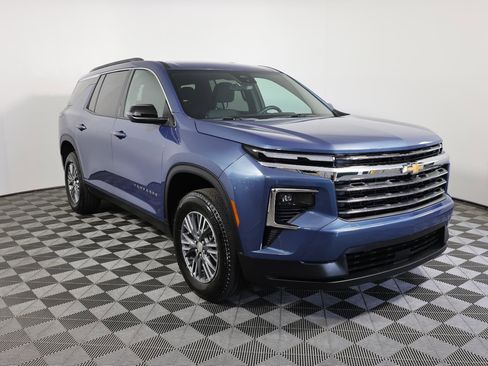 Used 2025 Chevrolet Traverse LT image 3