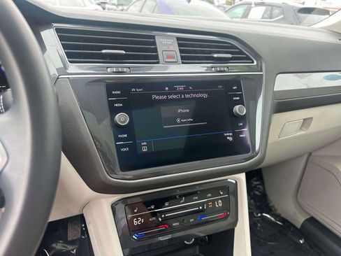 Used 2022 Volkswagen Tiguan SE w/ Panoramic Sunroof Package image 32