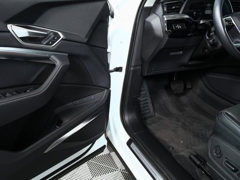 Used 2024 Audi Q8 e-tron Premium Plus image 8