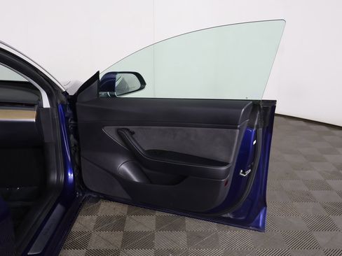 Used 2020 Tesla Model 3 Standard Range image 23