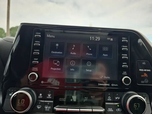 Used 2020 Toyota Highlander XLE AWD/4WD image 32