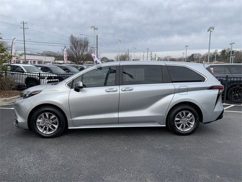 Used 2024 Toyota Sienna LE image 5