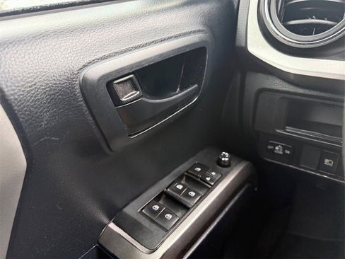 Used 2018 Toyota Tacoma TRD Off-Road image 22